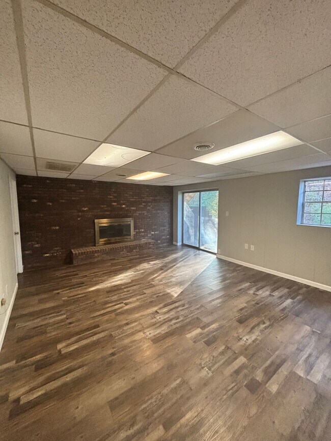 Building Photo - Newly Updated 4bd/3bth in Seymour!