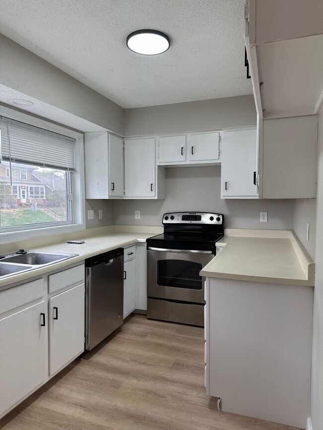 Building Photo - Downtown 3 bed 2 bath townhome *PRICE DROP*