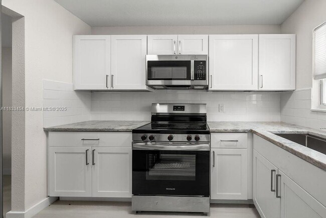 Building Photo - 2305 Tamarind Dr