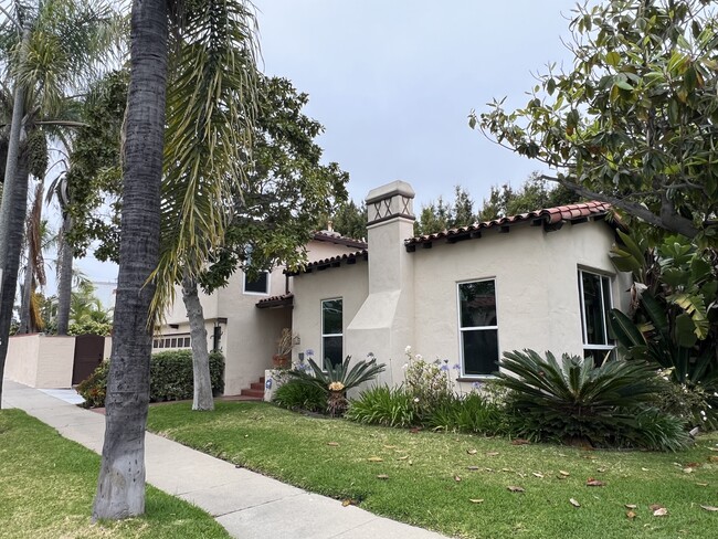 Building Photo - 1650 S Crest Dr