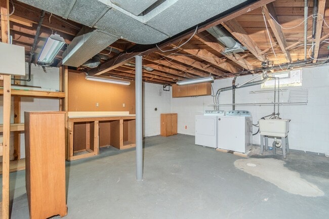 Building Photo - Stunning 4-Bedroom, 2-Bath Home with Modern Upgrades, Finished Basement & 2-Car Garage