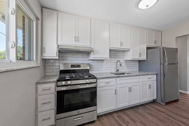 Building Photo - 3892-98 Brittany Circle - 3894