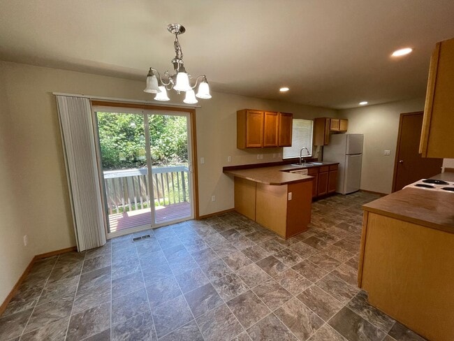 Building Photo - Beautiful, Spacious 4 Bedroom - 2.75 Bath ...