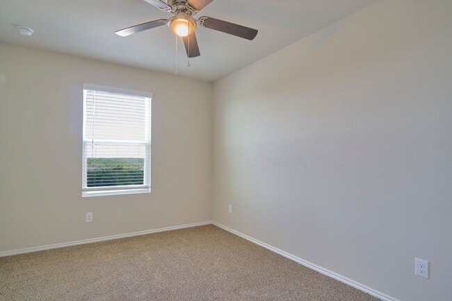 Building Photo - Hunters Ranch Beauty! 3 Bedroom 2 1/2 Bath...