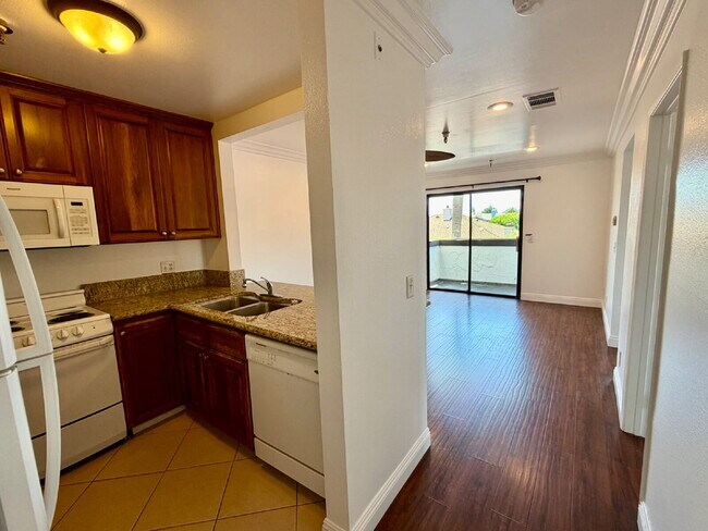 Building Photo - Enjoy the San Clemente lifestyle!