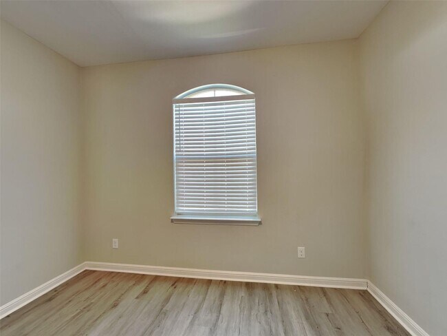 Building Photo - 5BR/4BA | Updated Single Family Home | 2-Car Garage | Gated backyard