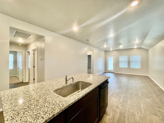 Building Photo - 4 Bedroom home in Cottonwood Creek w/ Fenced backyard