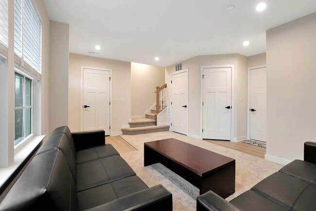 Building Photo - 155 Canterbury Way