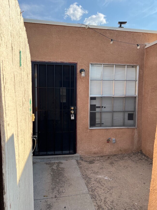 Building Photo - 920 San Pedro Dr SE