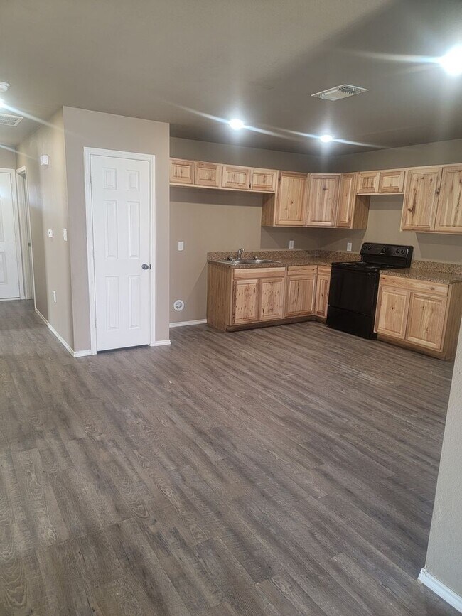 Building Photo - 3BD 2BR 1 CAR GARAGE *Section 8 approved