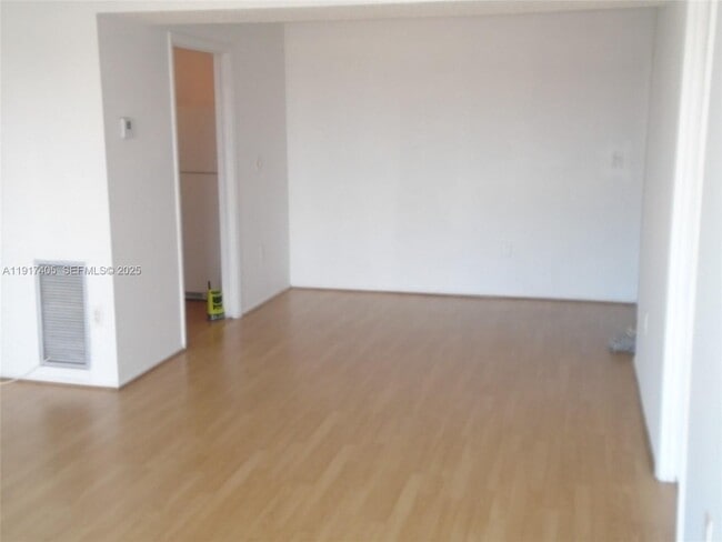 Building Photo - 4174 Inverrary Dr