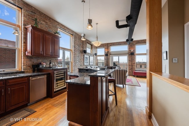 Building Photo - 1452 W Fullerton Ave