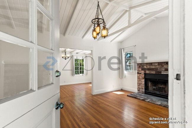 Building Photo - 632 Acacia Ln