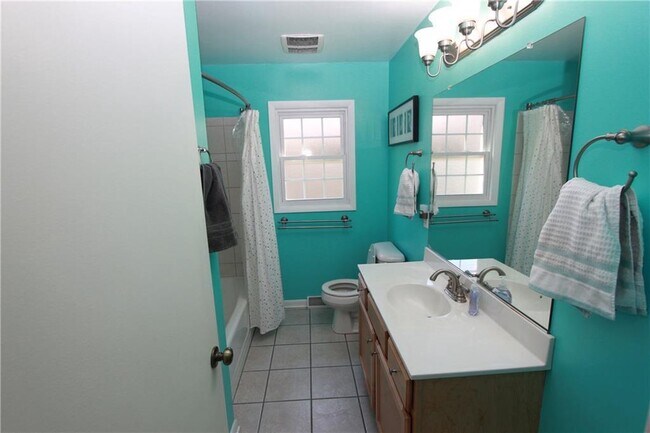 Building Photo - 4 Bedroom, 1.5 Bathroom Beautiful Home - You do not want to miss this one!