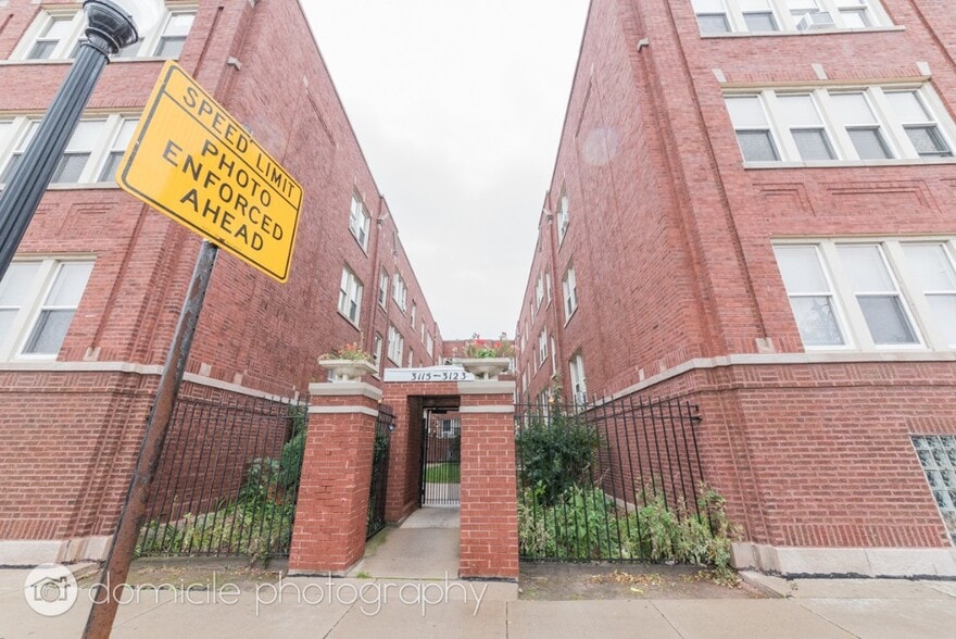 Building Photo - 3115 W Foster Ave