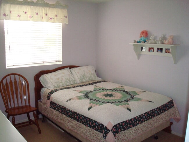 Building Photo - Large 3 bedroom home with loft and large b...