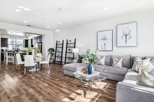Building Photo - Jordan Ranch Townhouse 4 bed / 3.5 bath, G...