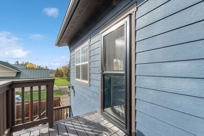 Building Photo - 2 bedroom, 1 bath apartment, close to downtown Whitefish