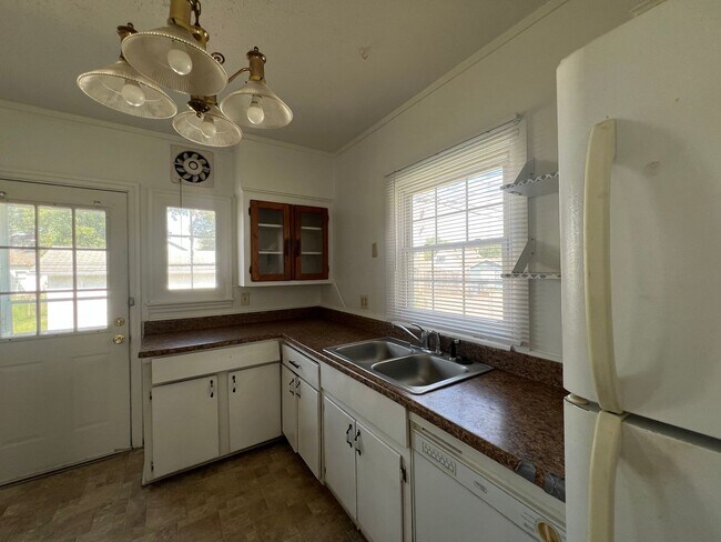 Building Photo - Don't Miss Out!