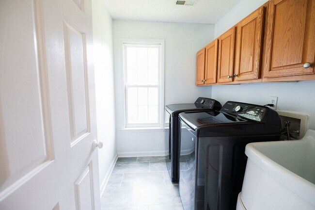 Building Photo - Spacious beautiful 5 bedroom 2.5 bath home...