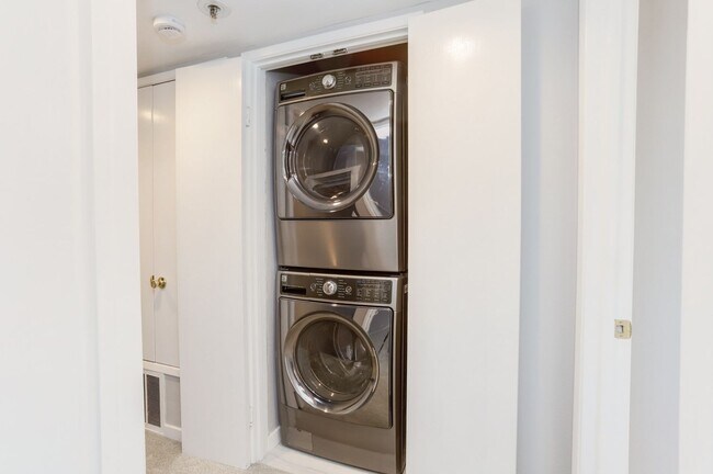 Building Photo - 2 Bed / 2.5 Bath pet friendly condo near downtown San Carlos with two parking spaces. YouTube tour!