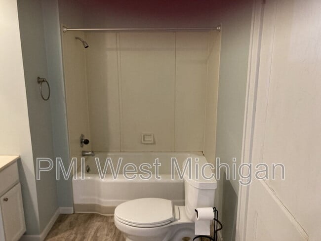 Building Photo - 337 Cedar St NE