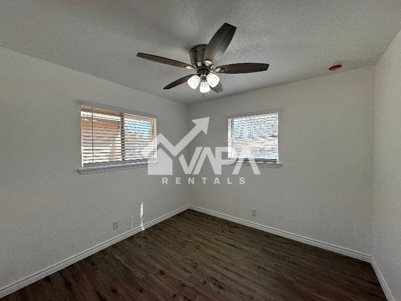 Building Photo - 13535 Coleridge St