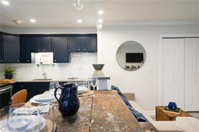 Building Photo - 603 Thames St