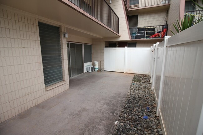 Building Photo - 2 bed, 1 bath, 1 parking Unit available in...