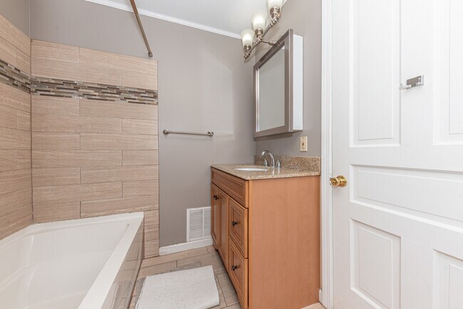 Building Photo - 808 E Ann St