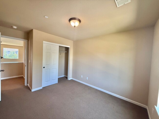 Building Photo - Charming 4 Bedroom Home in Springlake