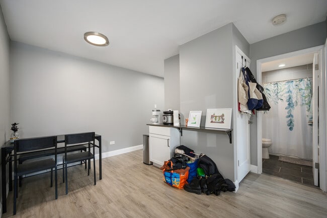 Building Photo - 515 W Wrightwood Ave