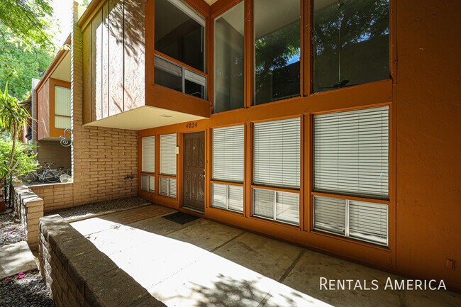 Building Photo - 4824 N Woodmere Fairway