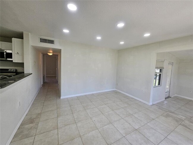 Building Photo - 125 Poinsettia Cir NE