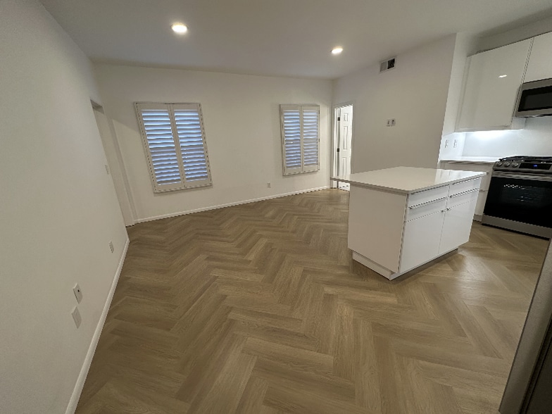 Building Photo - 1119 Poinsettia Dr