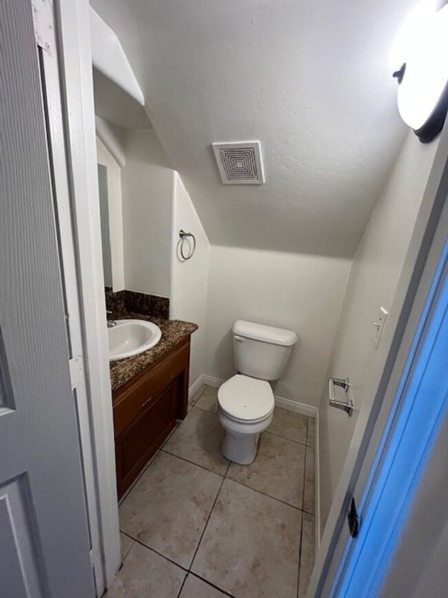 Building Photo - 725 L St