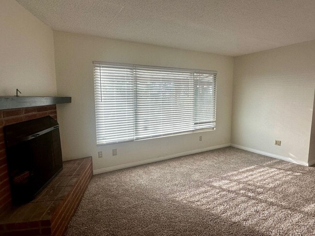 Building Photo - Great home with views of Sweetwater and Spring Valley mountains