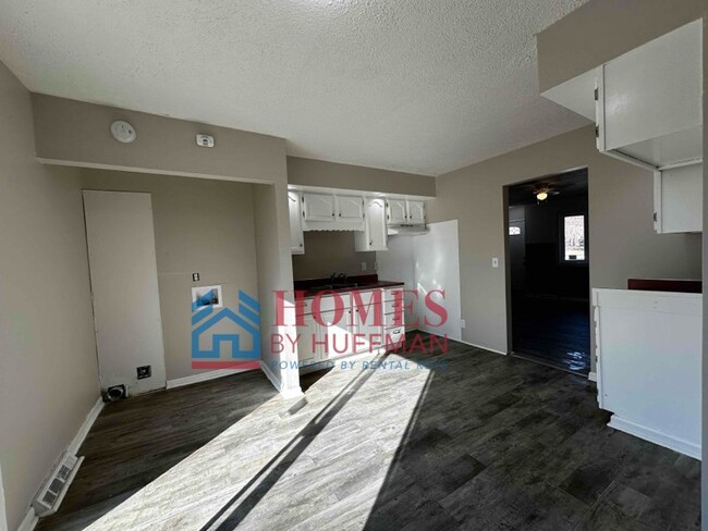 Building Photo - Three Bedroom House | Move In Ready