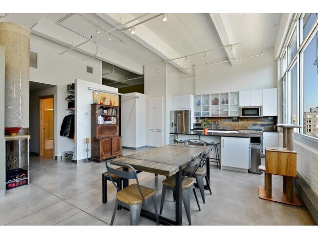 Building Photo - 700 N Washington Ave