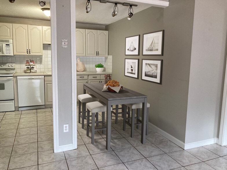 Building Photo - 151 King St