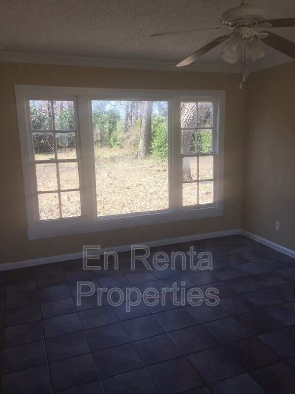 Building Photo - 601 W Beach St