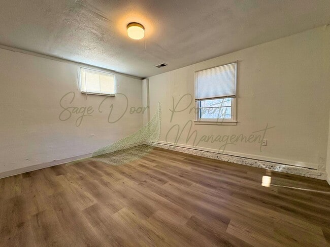 Building Photo - BEAUTIFULLY UPDATED 5 BED/ 3 BATH HOME WITH OVERSIZED GARAGE