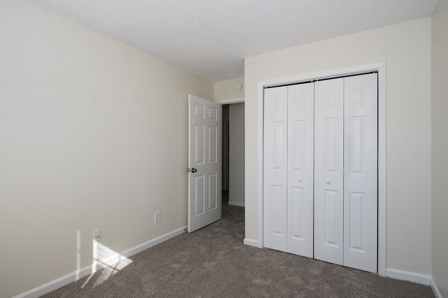 Building Photo - Beautiful Upgraded Townhome!