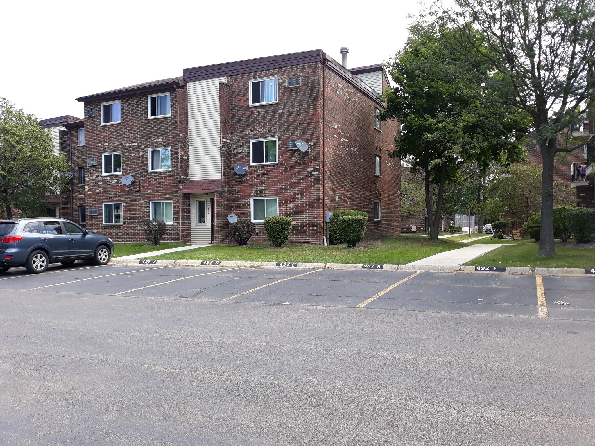6 units nice, quite building - 490 Pleasant Run Dr