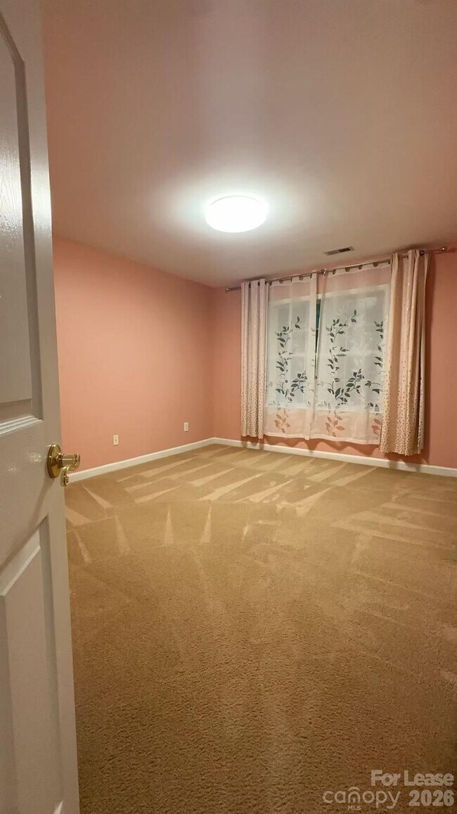 Building Photo - 6025 Oakridge Ct