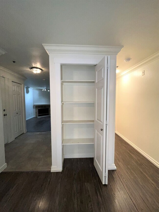 Building Photo - 039 - 2 bed, 2 bath condo minutes from Red...