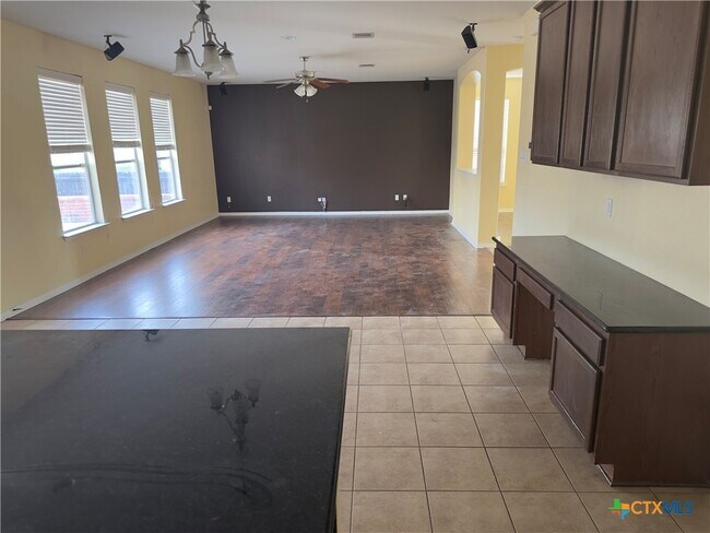 Building Photo - 2617 White Moon Dr