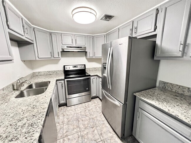 Building Photo - 2016 Main St