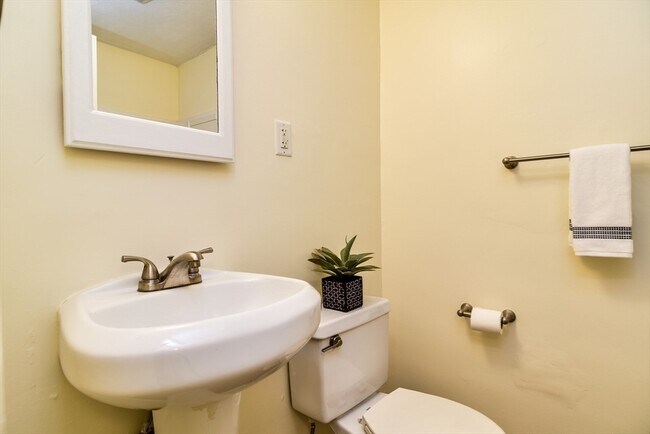 Building Photo - 915 Edgell Rd