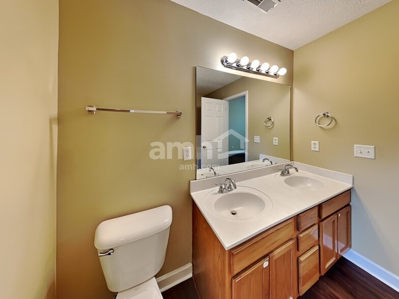 Building Photo - 6012 Mountview Dr